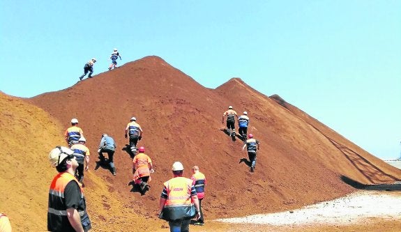 Trabajadores de EBHISA suben a las pilas de mineral para detener las descargas. 