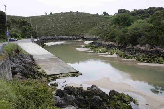 El puerto de Niembro acumula gran cantidad de arena que IU propone distribuir por las playas. 