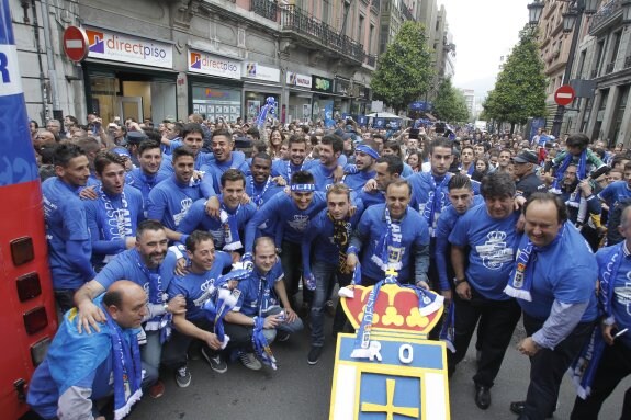 La plantilla, cuerpo técnico y directivos posan con el escudo durante las celebraciones. 