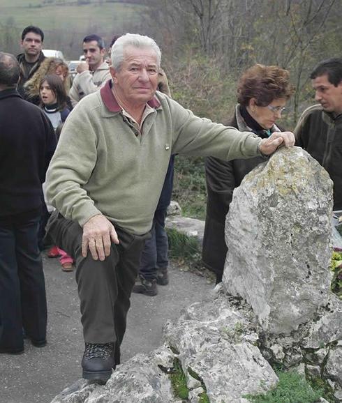 Juan Tomás en 2004 en el monumento del Pozo de la Oración en uno de los actos del centenario del primer ascenso al Urriellu .