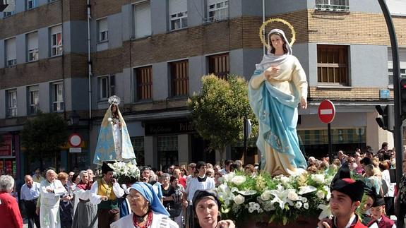 La procesión que se celebra en honor de Santa Isabel el domingo de las fiestas recorre Lugones.