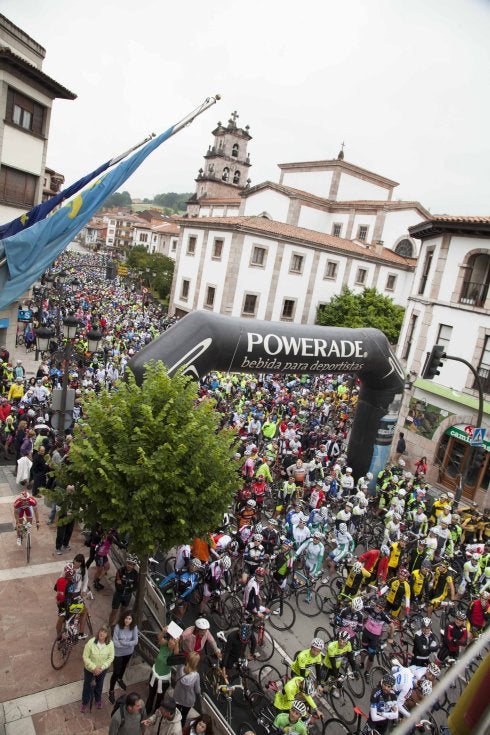 Casi 2.500 ciclistas preparados para tomar salida en la Clásica. 