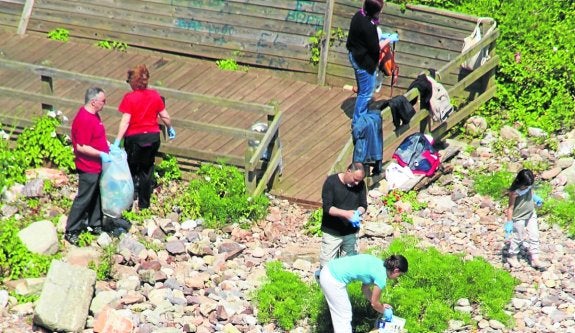 Las labores de limpieza en la playa de Rebolleres se prolongaron durante hora y media de tiempo. 