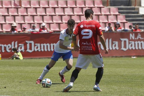 Emilio, de blanco, durante al partido ante el Nástic. 