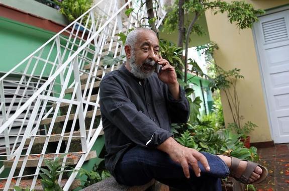 Leonardo Padura, hoy, en su casa de La Habana tras saber que había ganado el Premio Princesa de Asturias.