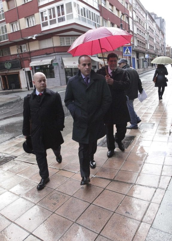 Henry Liaño, en el centro, acompañado de sus abogados, llega a los juzgados donde declaró por el caso Aquagest el pasado mes de febrero.