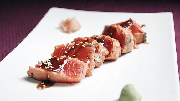 Tataki de salmón salvaje de Alaska, elaborado en el restaurante El Quinto, de Gijon.