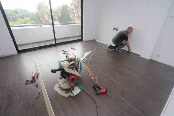 Uno de los operarios, trabajando en una de las habitaciones del complejo hotelero que se encuentra a la entrada de la villa llanisca. 