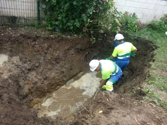 Los operarios de FCC Aqualia trabajan en la reparación de la rotura de la red de abastecimiento. 