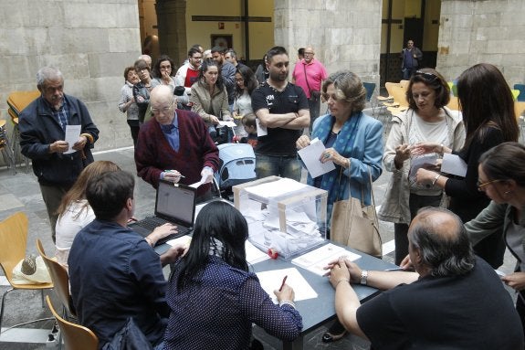 Colas para votar en la urna instalada en el Antiguo Instituto, la más numerosa, donde finalmente se contabilizaron más de 800 votos. 