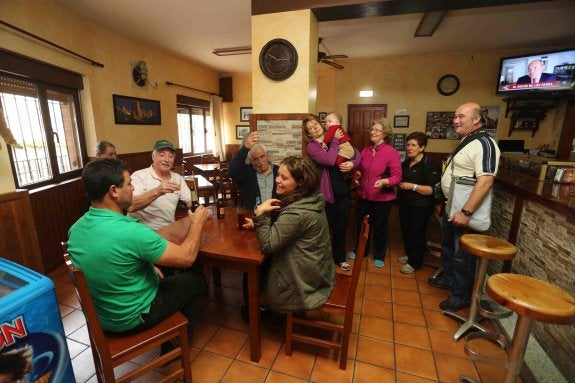 Juan Carlos Expósito, con varios clientes del mesón La Nogalera, en Arenas. 