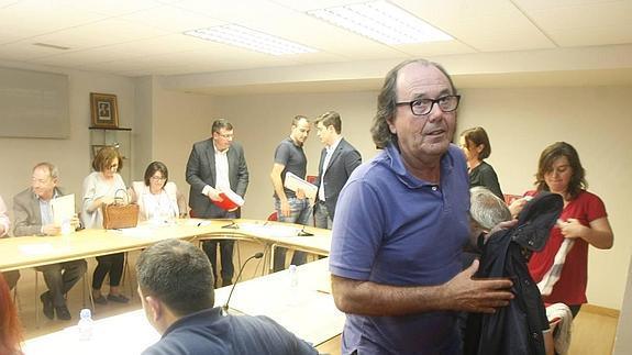 Mario Suárez del Fueyo, al término de la reunón con PSOE e IU.