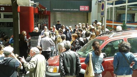 Protesta esta mañana ante la sede de la FSA, en Oviedo.