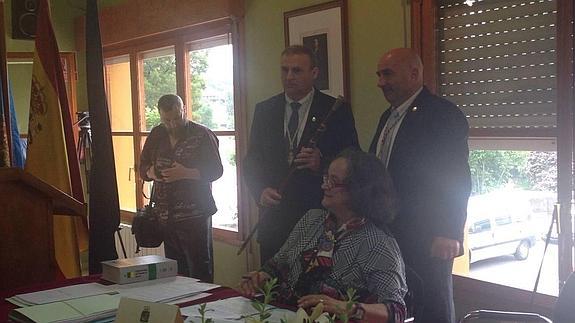 El nuevo alcalde, con el bastón de mando. 