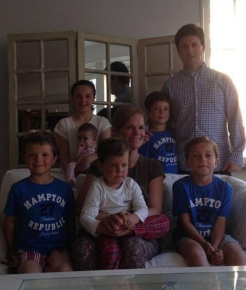Ignacio y Alejandra, con sus seis hijos.