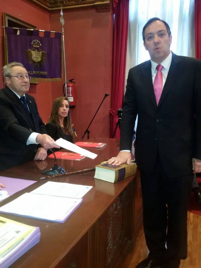 Alejandro Vega, tomando posesión de su cargo. 