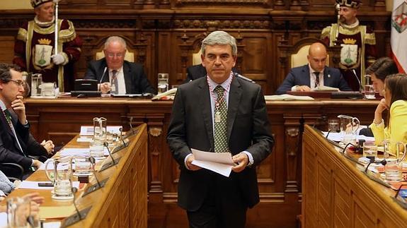 Mariano Marín, tras pronunciar su discurso en la sesión. 