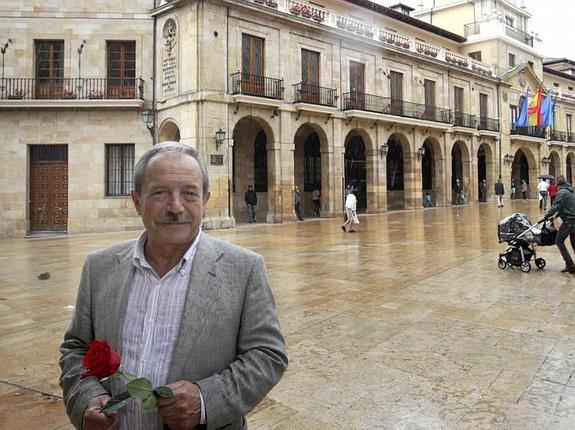 Wenceslao López, hoy, ante la fachada del Ayuntamiento de Oviedo.