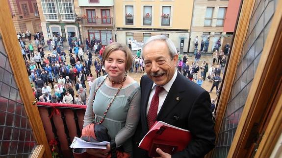 Wenceslao Löpez, con Ana Taboada, tras su elección como alcalde.