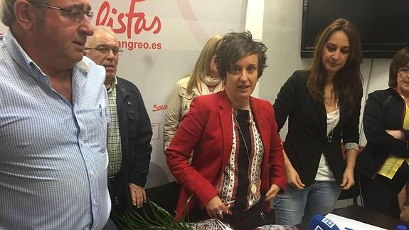 La ex alcaldesa y secretaria general del PSOE de Langreo, María Fernández, esta mañana en la rueda de prensa