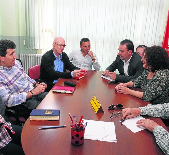 Encuentro, ayer, entre el PSOE e IU de Mieres. 