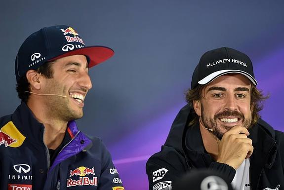 Daniel Ricciardo se ríe junto a Alonso en la rueda de prensa del Gran Premio de Austria. 