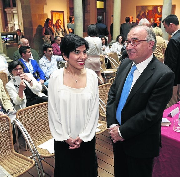 Sepideh Jodeyri, Mejor Poema del Mundo, y Benigno Pendás, Premio de Ensayo, en el acto de entrega de ayer en la Casa Natal. 