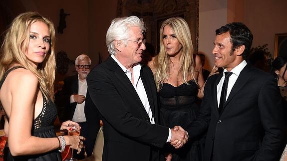 A la izquierda de esta imagen, Alejandra Silva acompaña a Richard Gere durante el homenaje que el miércoles se le rindió en Taormina (Sicilia). 