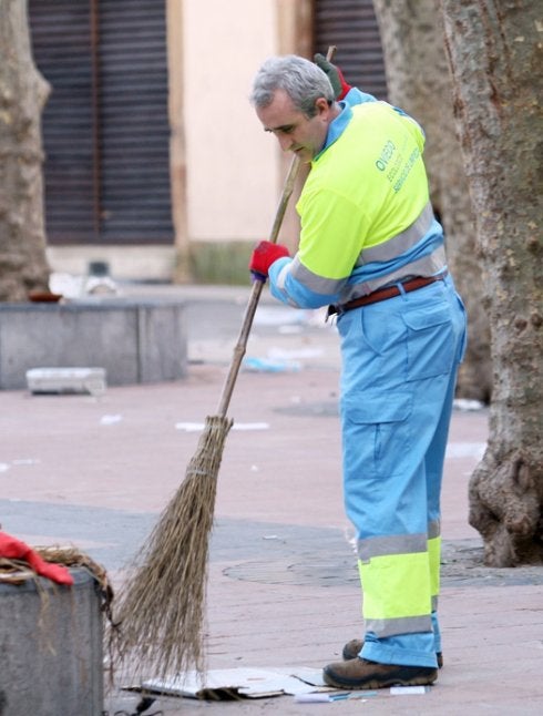 Un operario del servicio de limpieza en El Fontán. 