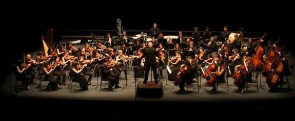 El maestro Antonio Ribera Soler dirige la Orquesta Filarmónica de Asturias en su presentación en sociedad, ayer, en el teatro de la Laboral. 
