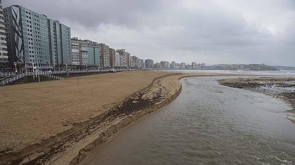 Talud de arena seca formado por la desembocadura del río Piles en la playa de San Lorenzo en el mes de febrero.