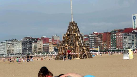 La pila de troncos dispuestos para arder estaba ayer acordonada en la playa de Poniente. 
