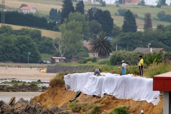 Las labores arqueológicas del yacimiento sobre el talud costero dieron comienzo hace unos días. 