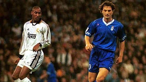 Anelka (izquierda) y Peter Dubovsky, en un partido disputado contra su exequipo, el Real Madrid