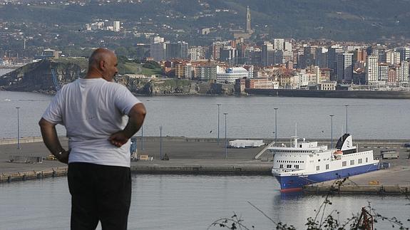 El barco ‘Norman Atlantic’ amarrado en El Musel poco antes de iniciar su último viaje a Nantes-Saint Nazaire, en septiembre de 2014.