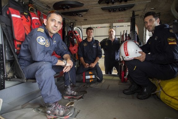 Guillermo Sainz, Jorge Hurtado, Iván Ortega y Pablo Cortizas, en el interior del helicóptero. 