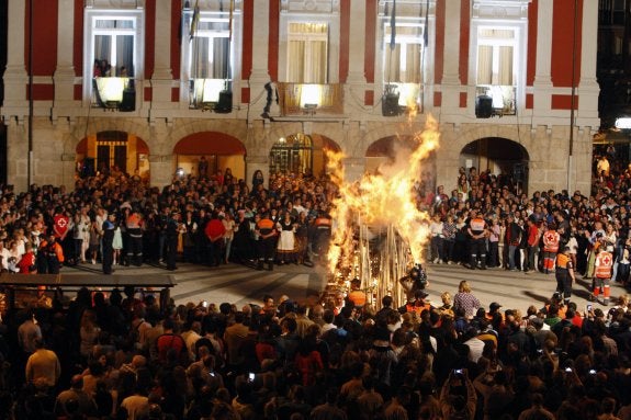 La hoguera de San Xuan en Mieres. 