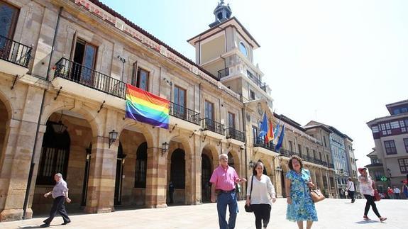 Bandera arcoíris en el Ayuntamiento de Oviedo. 