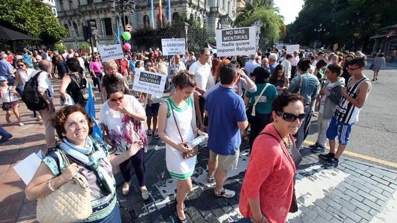 Cientos de personas contra el recorte de horas de Religión