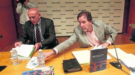 El presidente del Montepío, Juan José González Pulgar, a la derecha, antes de comenzar la asamblea, ayer en Oviedo.