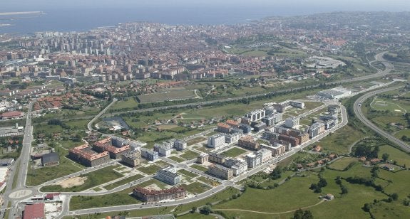 Vista aérea del área residencial de Nuevo Roces captada este mes de junio en la que se aprecia su actual nivel de desarrollo urbanístico. 