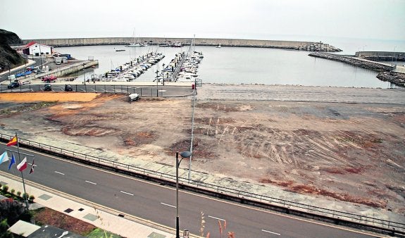 Explanada portuaria destinada a aparcamiento en Luanco. 