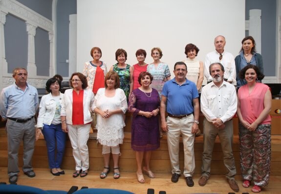 Foto de familia con los profesores jubilados que asistieron al homenaje en el Antiguo Instituto. 