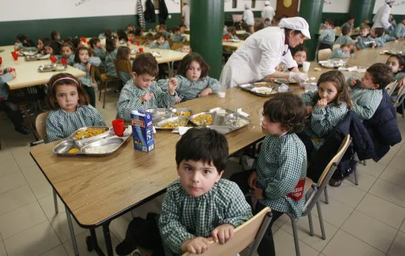 Niños en un comedor escolar de Oviedo, en una imagen de archivo. 