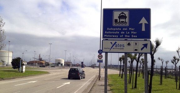 Cartel indicador de la autopista del mar que todavía puede verse en El Musel, ocho meses después de suspenderse el servicio. 