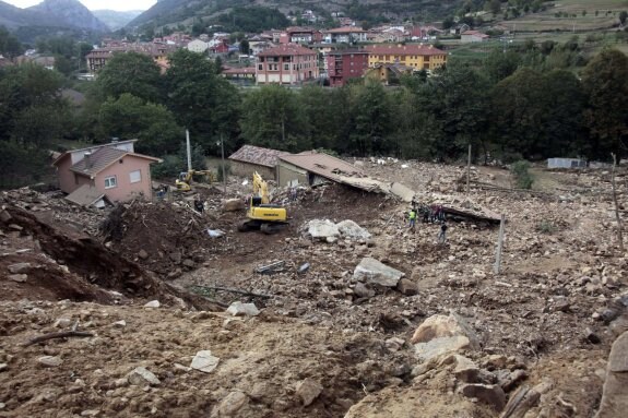 Estado en el que quedó la zona de Llambrias tras la rotura del canal de agua el 12 de septiembre de 2012 y el posterior corriemiento de tierras. Al fondo la localidad de Arenas. 