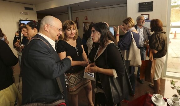 Jambrina conversa con Lidia Clara Rodríguez y Yolanda Alonso, con Mariví Monteserín detrás, ayer en el Hospital San Agustín. 