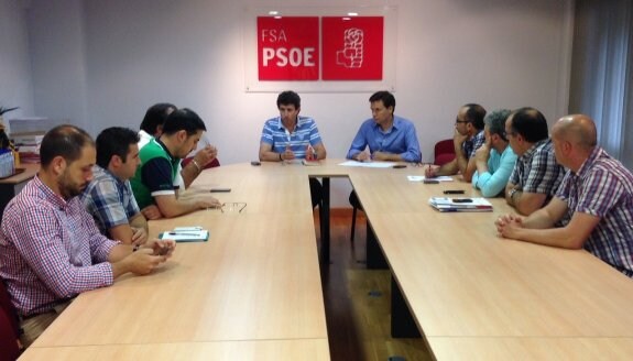 Jesús Gutiérrez y Francisco Blanco, en la cabecera de la mesa, en un momento de la reunión que ayer mantuvieron en la sede de la Federación Socialista Asturiana con representantes de UGT y CC OO para abordar el problema de la tarifa eléctrica. 