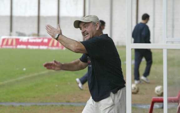 José Luis Díaz 'Xiel' da indicaciones a sus jugadores en su etapa como entrenador del Praviano. 