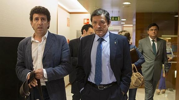 Jesús Gutiérrez y Javier Fernández, en la Junta.